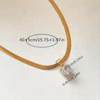Elegante Collar con Colgante de Estrás | Oro