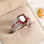Anillo de Banda Dividida de Plata y Rubí