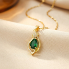 Collar con Colgante de Lágrima de Oro y Esmeralda