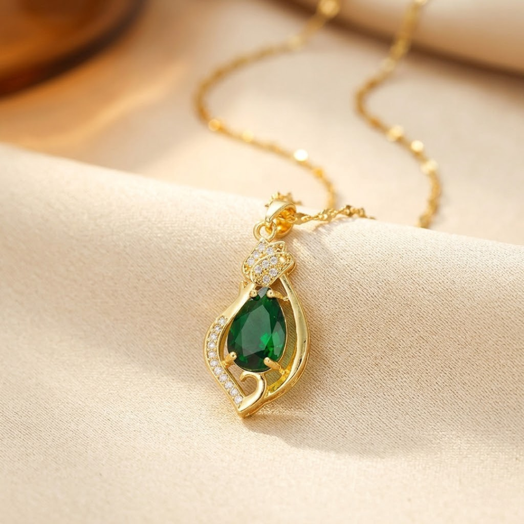 Collar con Colgante de Lágrima de Oro y Esmeralda