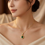Collar con Colgante de Lágrima de Oro y Esmeralda
