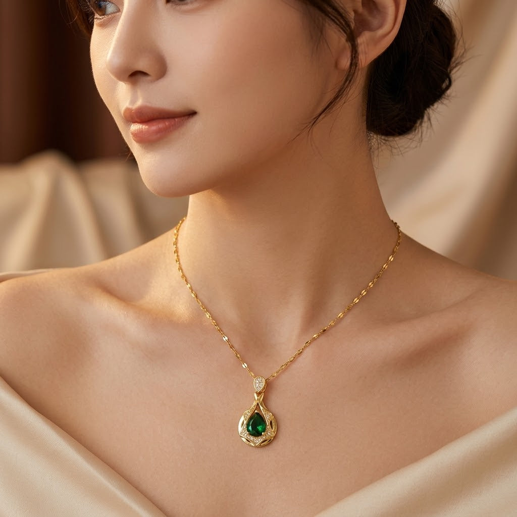 Collar con Colgante de Lágrima de Oro y Esmeralda