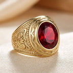 Anillo Grabado de Oro y Rubí