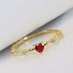 Anillo de Corazón de Oro y Rubí