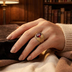 Anillo Grabado de Oro y Rubí