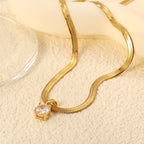 Elegante Collar con Colgante de Estrás | Oro