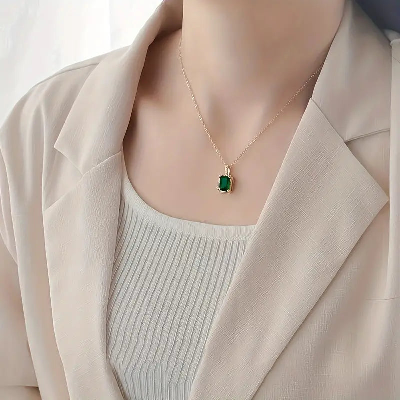 Collar Halo Rectangular de Oro y Esmeralda