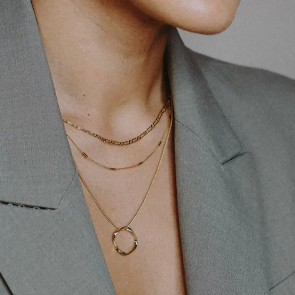 Circa™ | Collar de Círculo Abierto de Tres Hileras de Oro