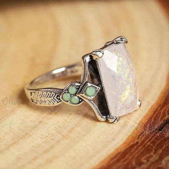 Anillo Vintage de Plata y Ópalo Blanco