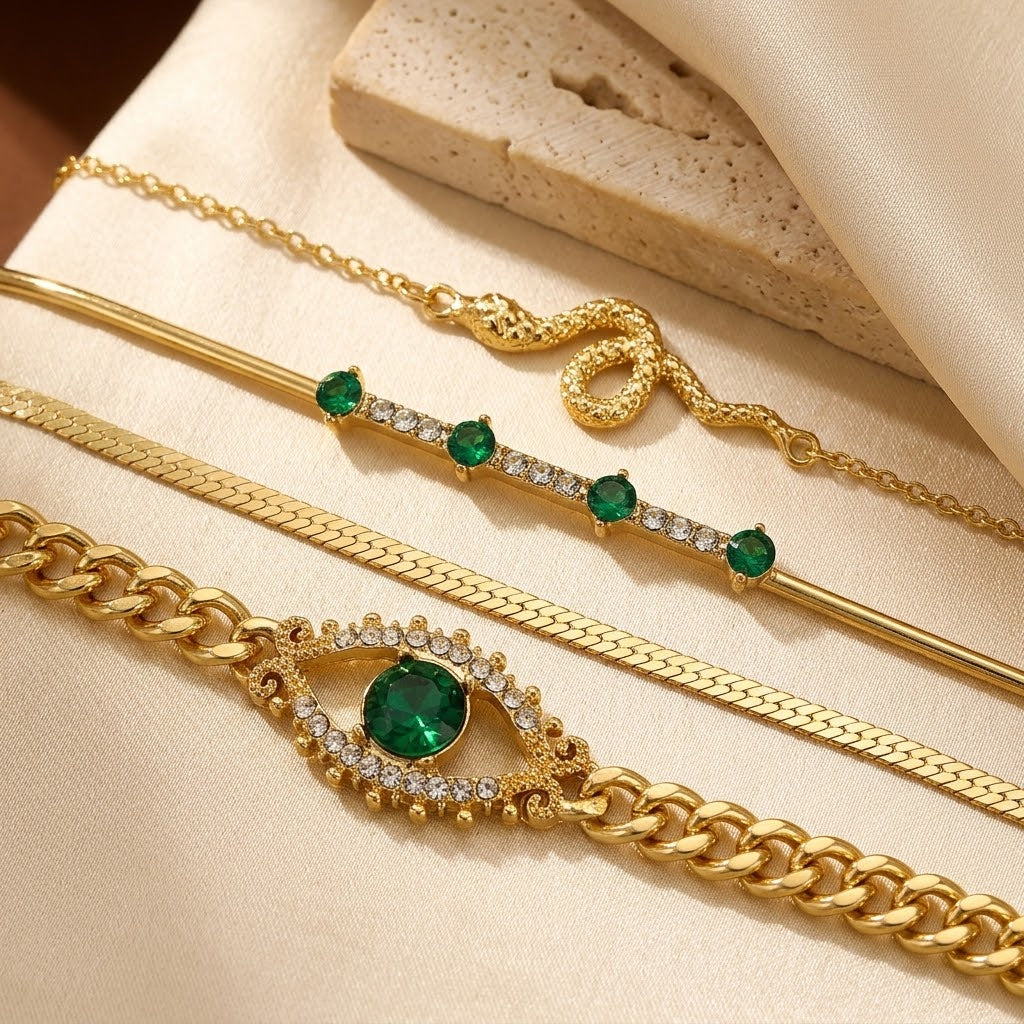 Conjunto de Pulseras con Dijes de Oro y Esmeralda