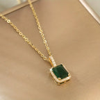 Collar Halo Rectangular de Oro y Esmeralda