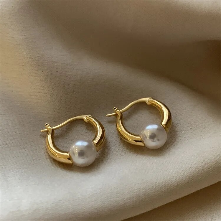 Elegantes pendientes dorados de perla