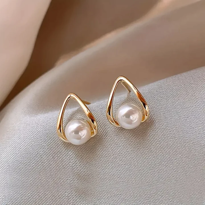 Elegantes Pendientes de Triángulo Calado con Perla