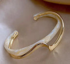 Elegante pulsera dorada de ópalo blanco