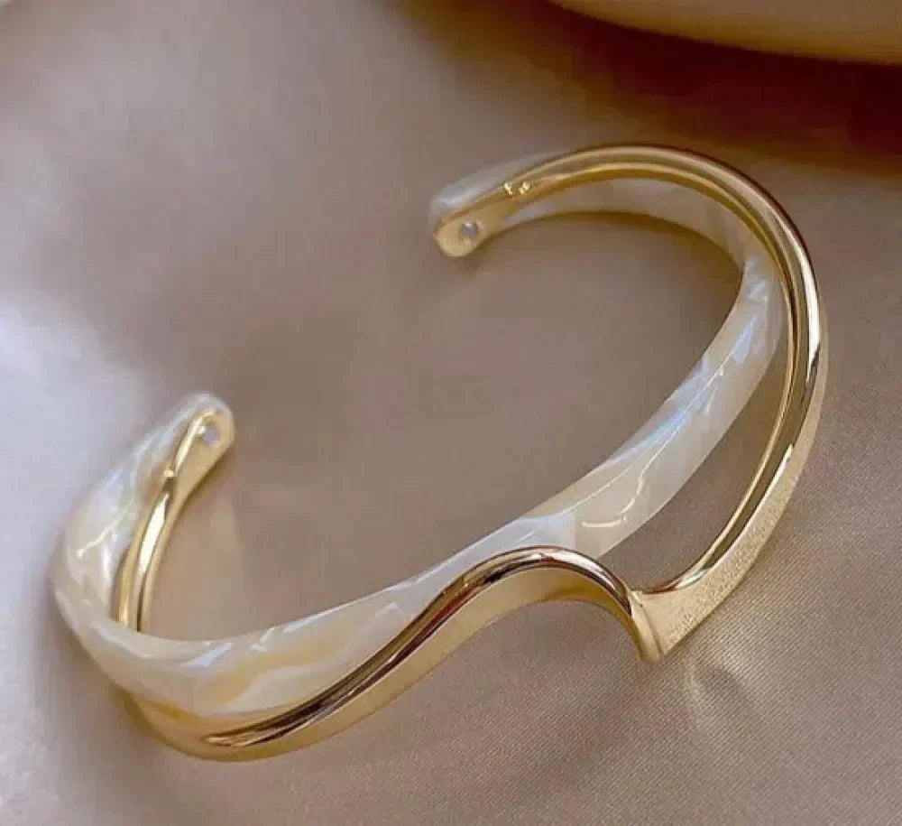 Elegante pulsera dorada de ópalo blanco